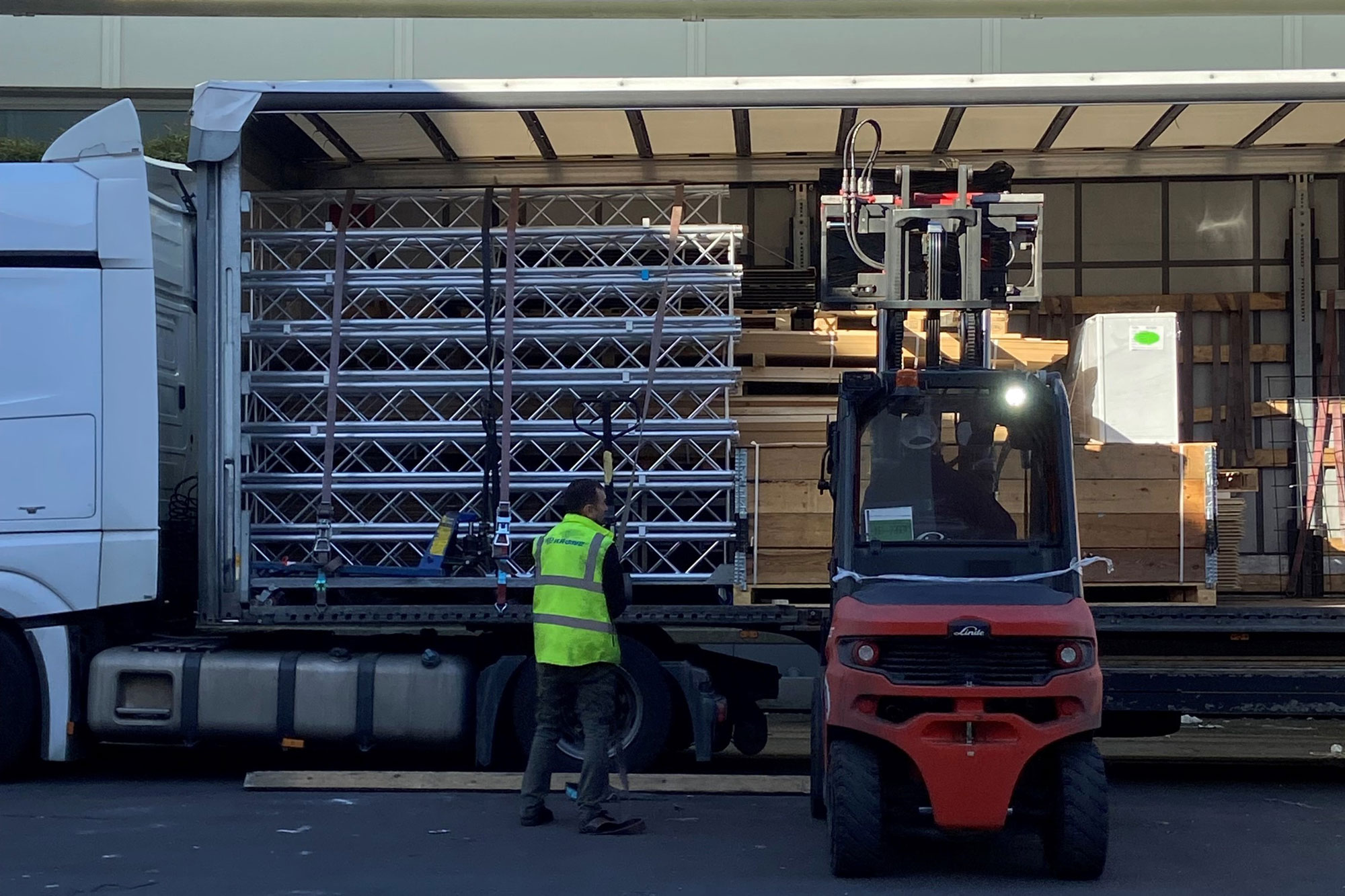 En lastbil med leverans i