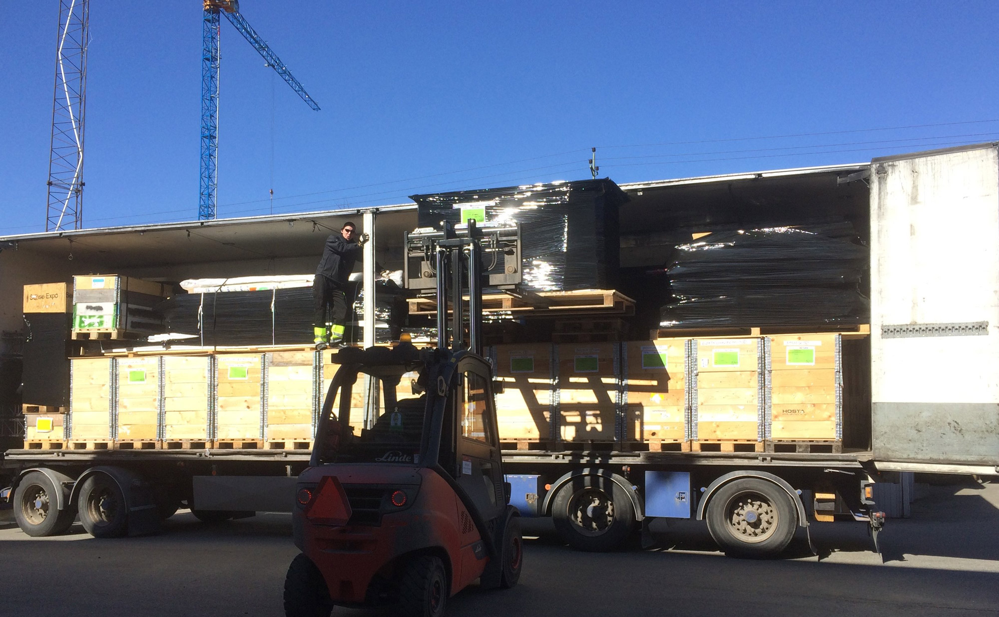 En person lastar en lastbil