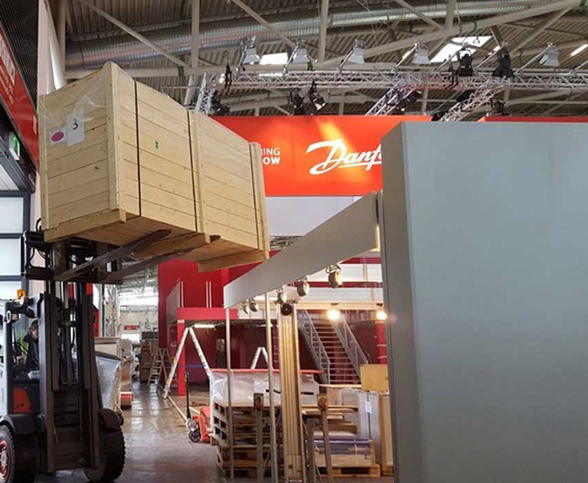 transporterar leveranser på en mässa