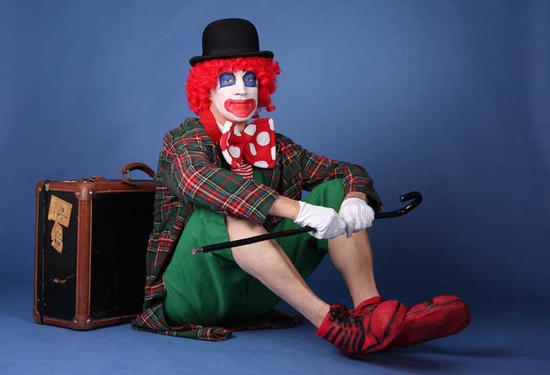 En clown tittar in mot kameran