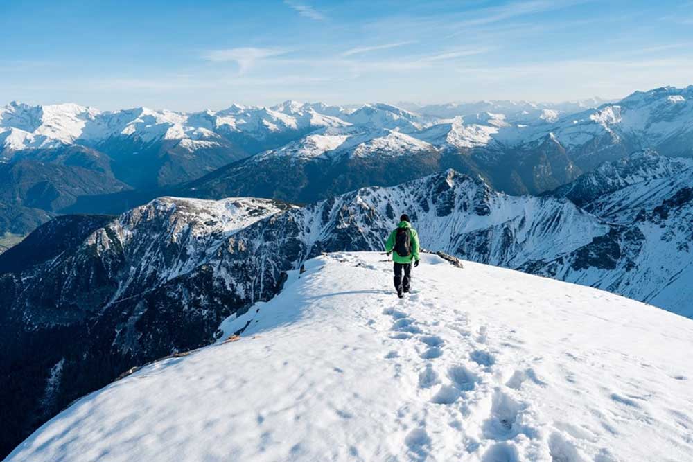Människa vandrar på berg i fjällen