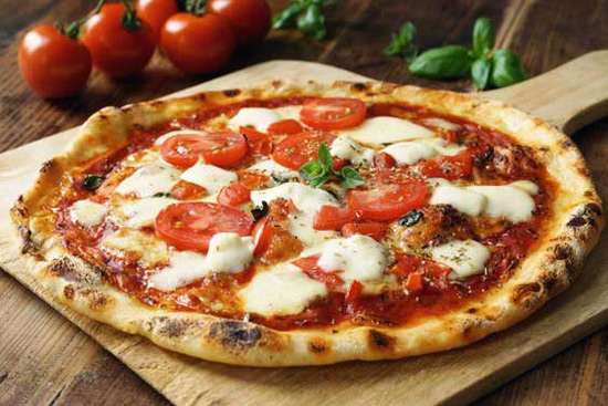 Pizza med tomater på