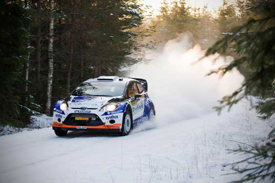 Racingbil kör i snön