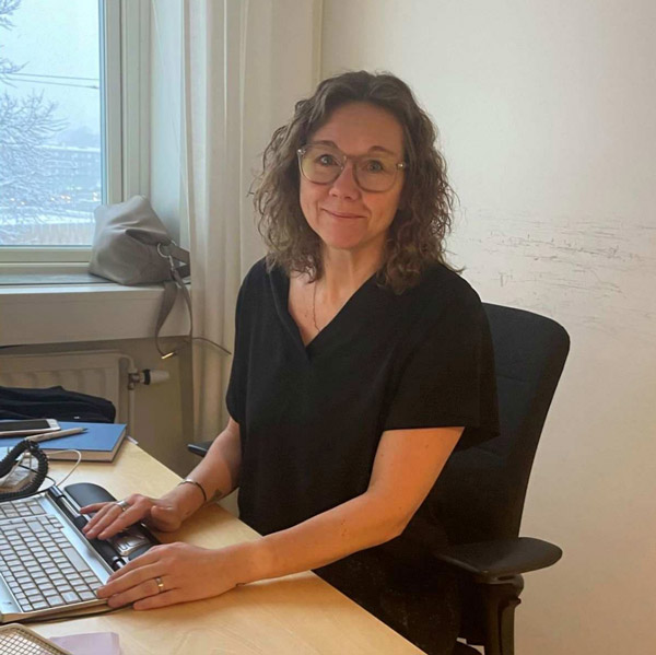 Malin Jagmark sitter framför datorn