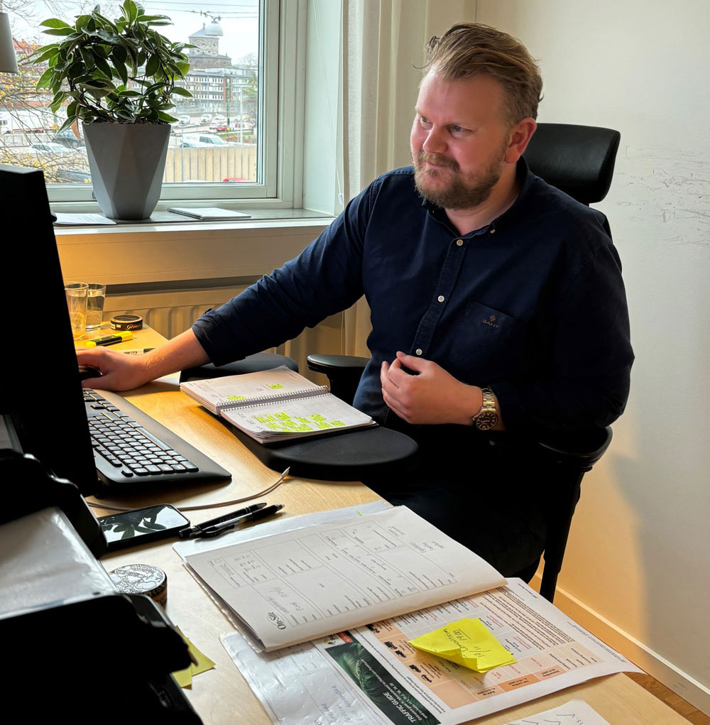 Mattias Lindström arbetar framför datorn