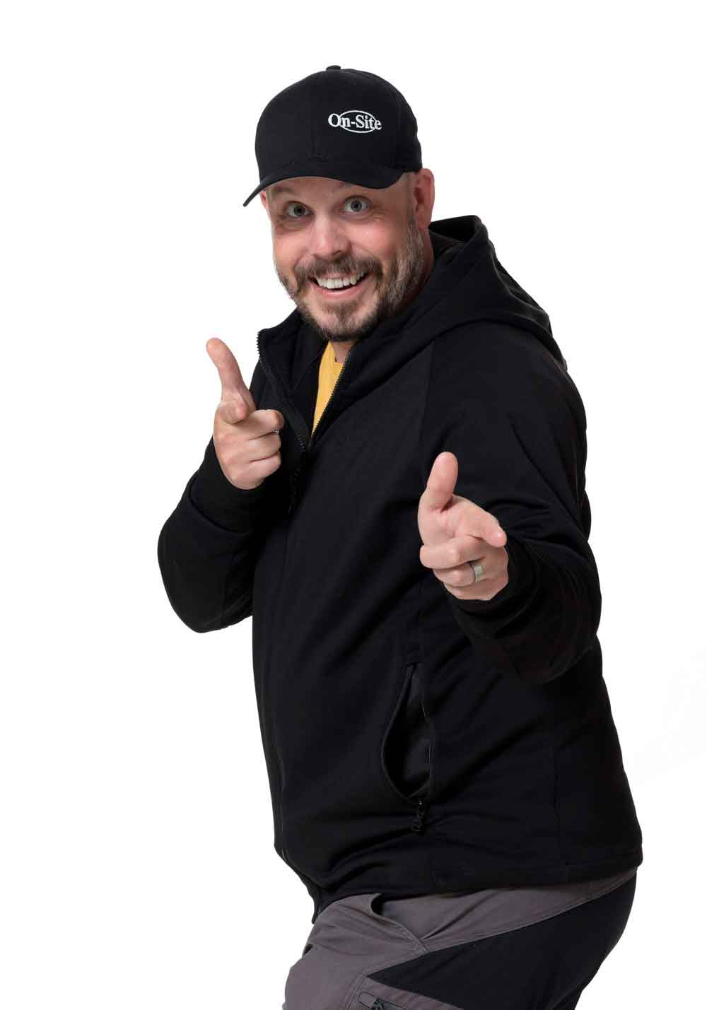 Daniel ler mot kameran