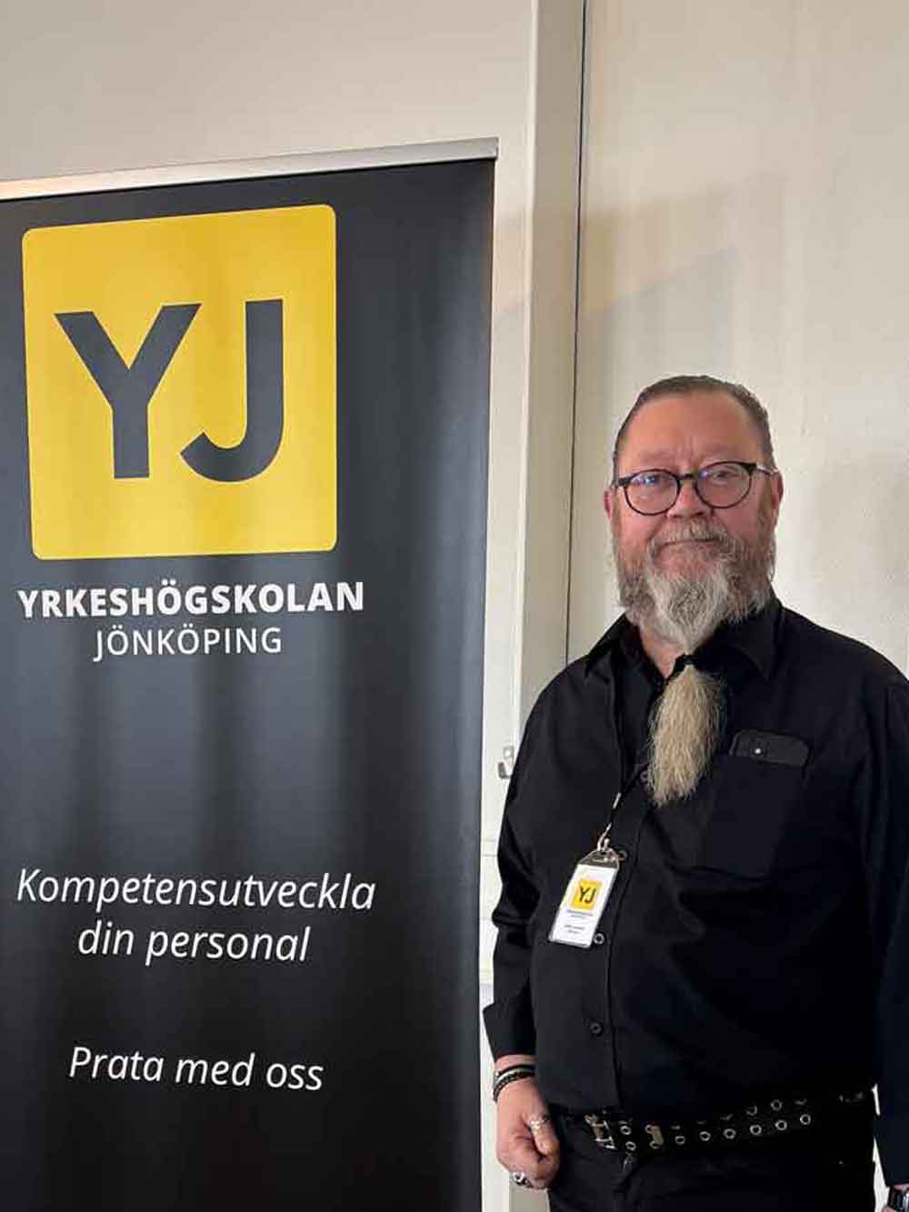 Mats ståendes bredvid en skylt