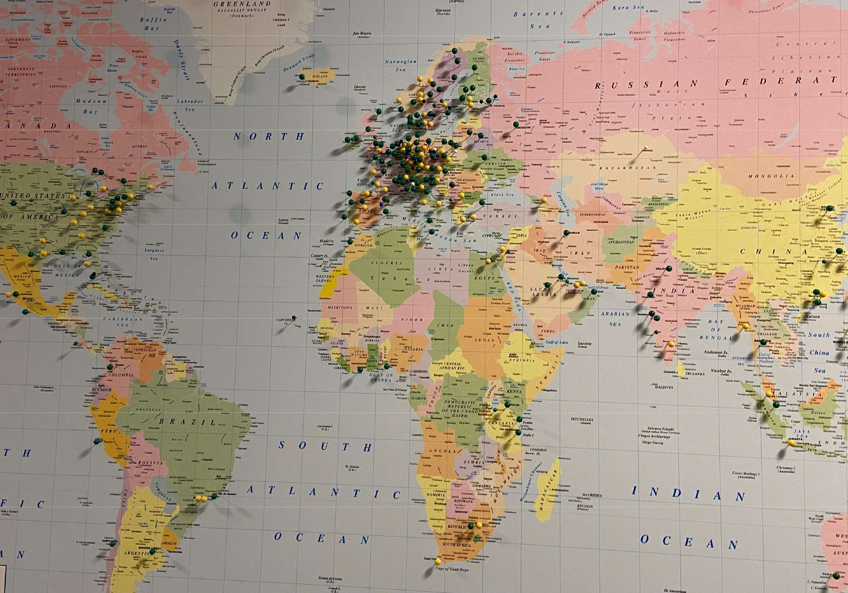 Världskarta med nålar i