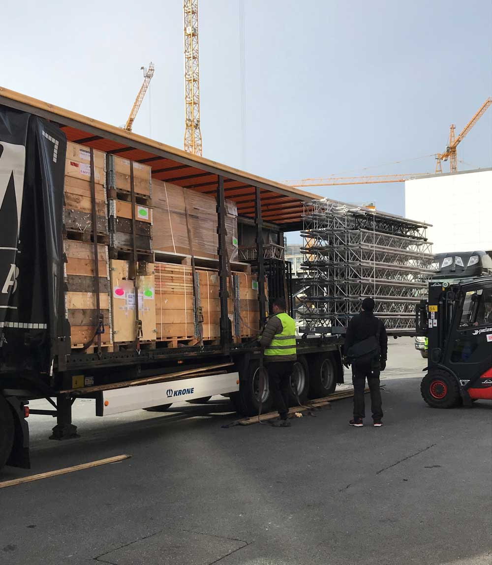 Frakt som lastas in i lastbil